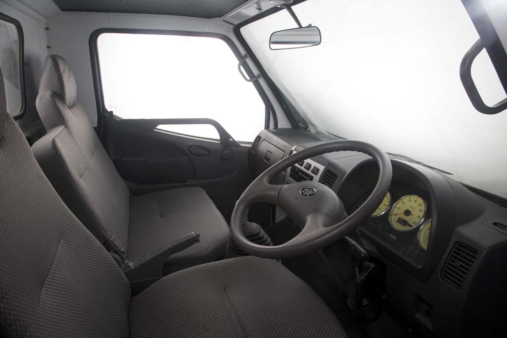 faw-truck-interior-10