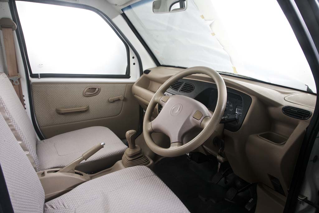 mini-truck-interior-06